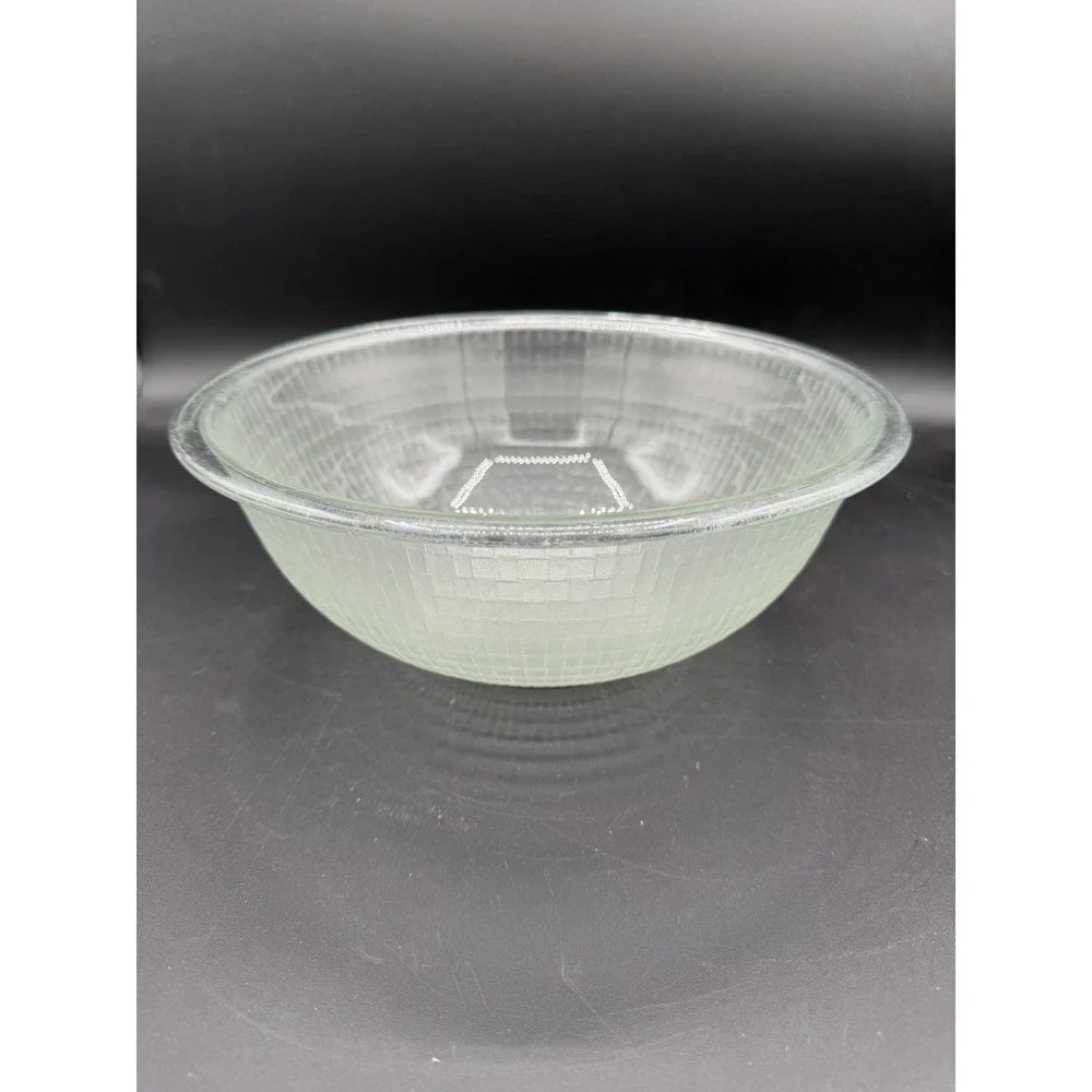 ❄️✨ Vintage Pyrex Frosted Basket‑Weave Textured Bowl – Ovenware – 1960s–1980s